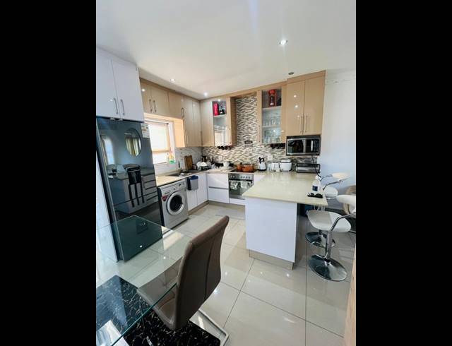 3 BEDROOM TOWNHOUSE FOR SALE IN BISLEY